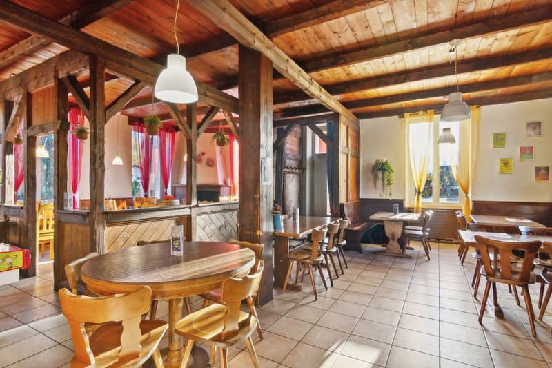 Magnifique immeuble de 2 appartements et un restaurant (4)
