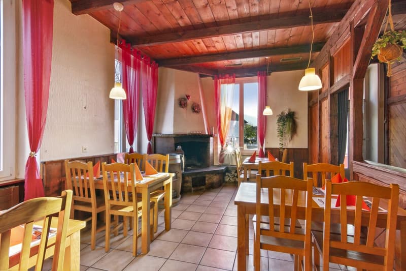 Prächtiges Gebäude mit 2 Wohnungen und einem Restaurant (5)