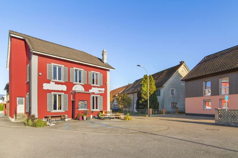 Prächtiges Gebäude mit 2 Wohnungen und einem Restaurant (8)