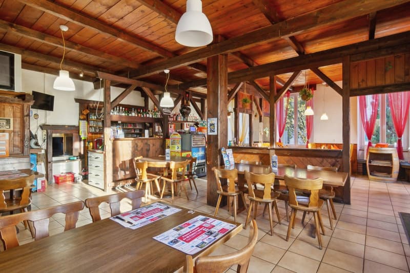 Prächtiges Gebäude mit 2 Wohnungen und einem Restaurant (2)