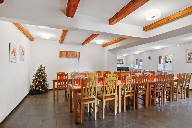 Prächtiges Gebäude mit 2 Wohnungen und einem Restaurant (6)