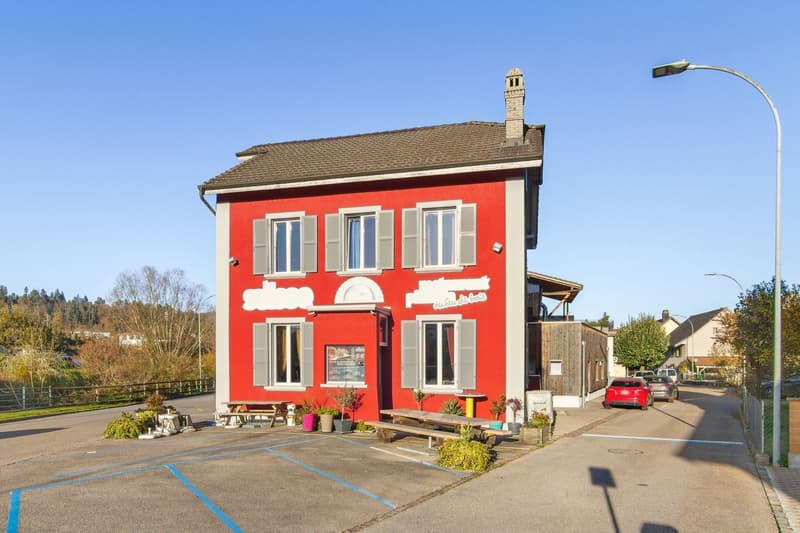 Prächtiges Gebäude mit 2 Wohnungen und einem Restaurant (1)