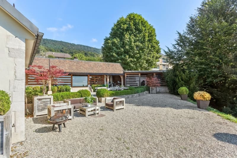 Exceptional renovated property with vast garden and lake view (6)