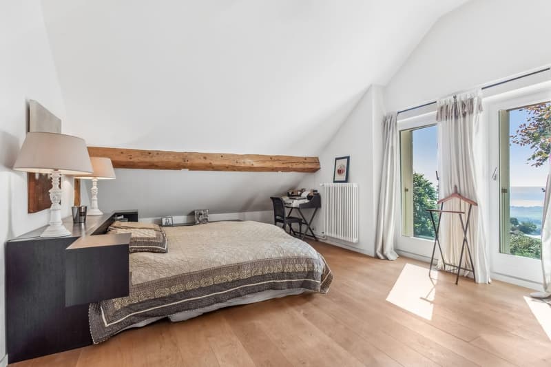 Exceptional renovated property with vast garden and lake view (13)
