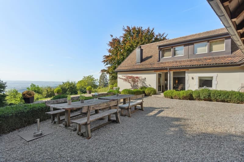 Exceptional renovated property with vast garden and lake view (7)