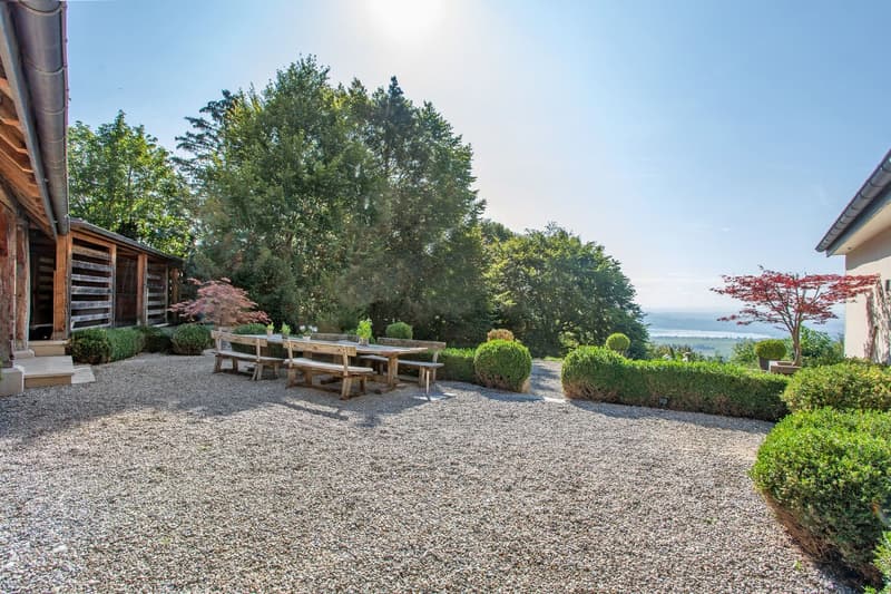 Exceptional renovated property with vast garden and lake view (4)