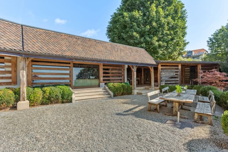Exceptional renovated property with vast garden and lake view (2)