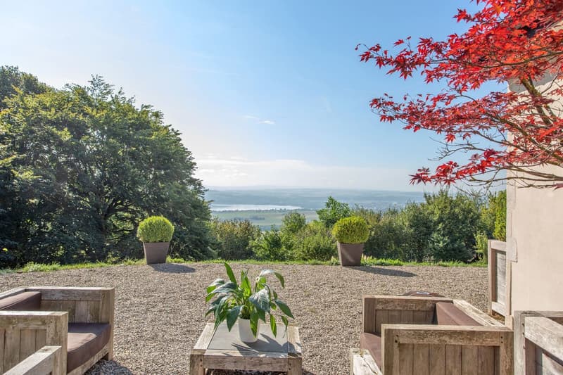 Exceptionnelle propriété rénovée avec vaste jardin et vue sur le lac (5)
