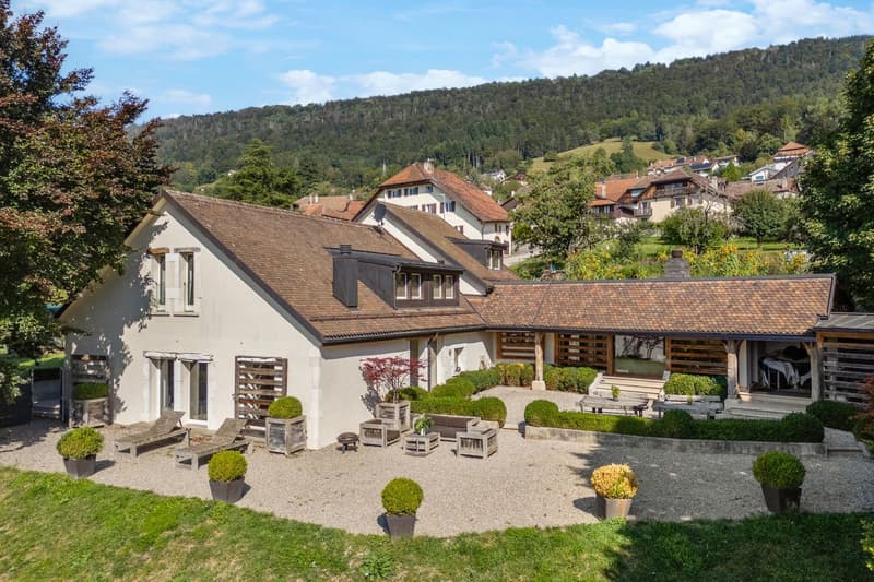 Exceptional renovated property with vast garden and lake view (1)