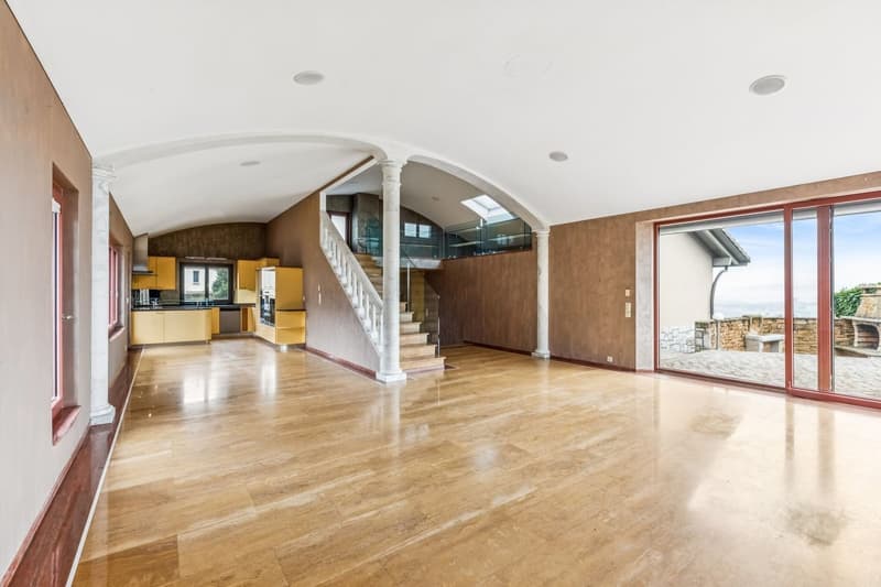 Harmony, space and nature! A unique villa in St-Blaise with a lake view (2)
