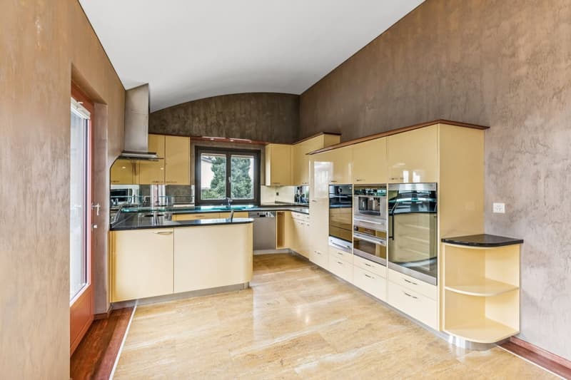 Harmony, space and nature! A unique villa in St-Blaise with a lake view (3)