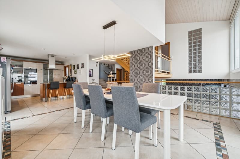 Prestige property with panoramic lake view (3)