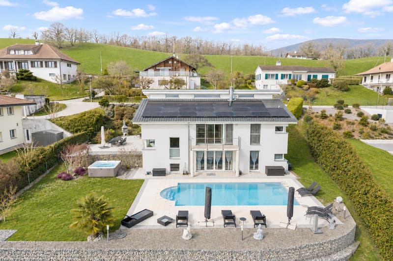 Prestige property with panoramic lake view (1)