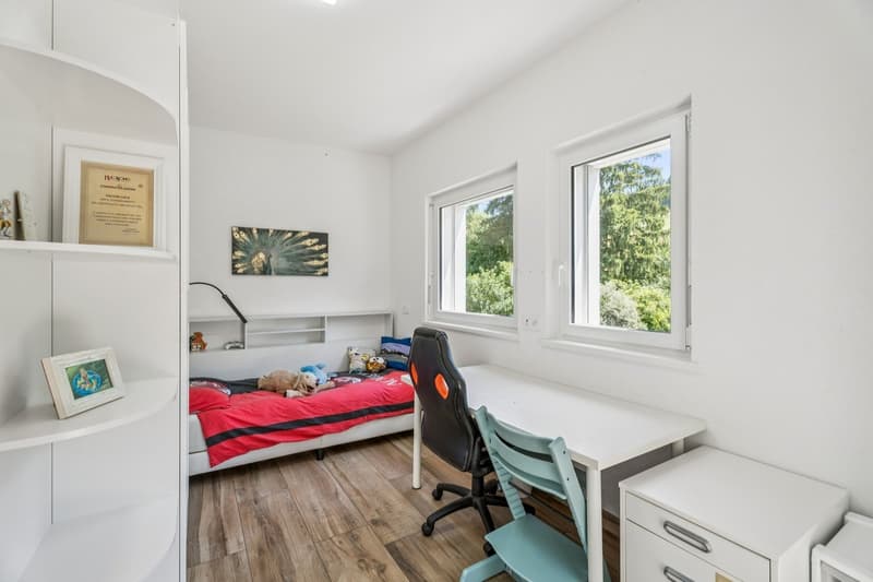 Maison familiale contemporaine offrant un vaste jardin (10)