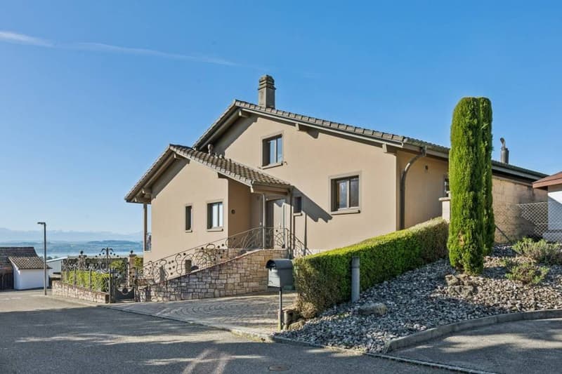 Harmonie, espace et nature ! Une villa unique à St-Blaise avec vue lac (1)