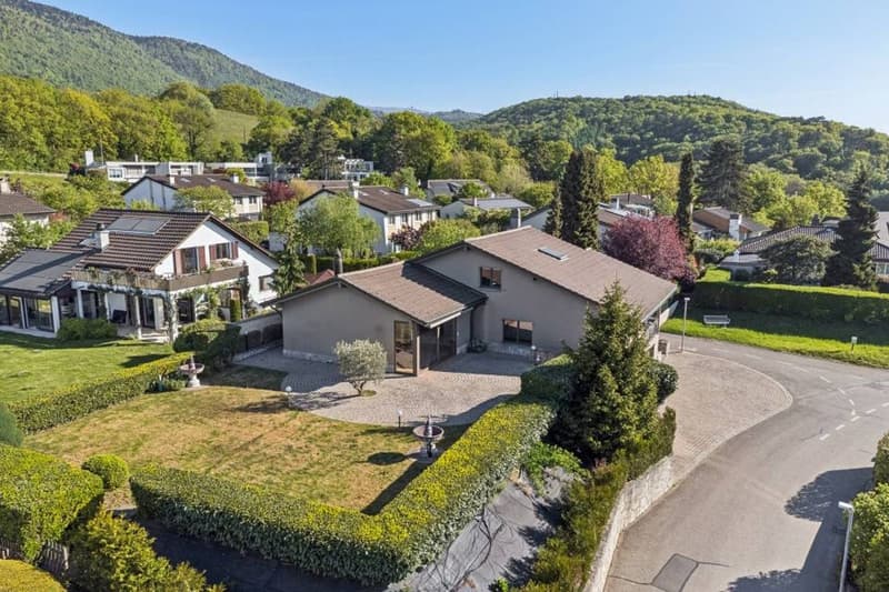 Harmonie, espace et nature ! Une villa unique à St-Blaise avec vue lac (9)