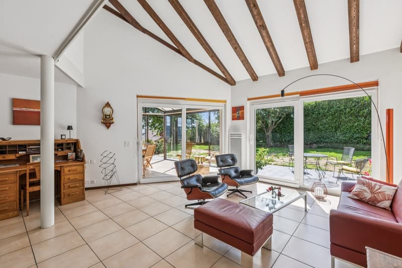Superbe villa individuelle avec un beau jardin et 2 garages box (4)