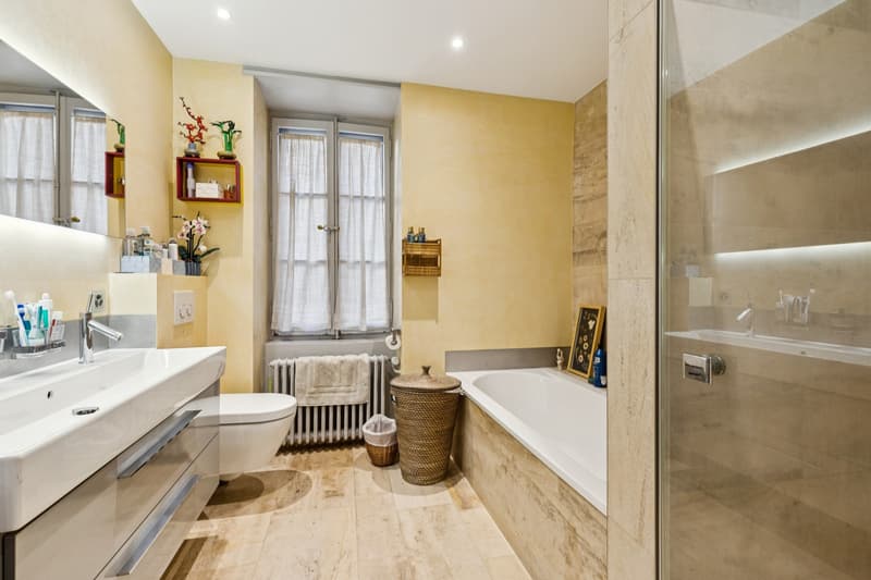 Elégante maison de Maître composée de 3 appartements offrant 2 box à c (5)