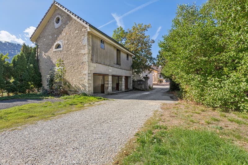 Elégante maison de Maître composée de 3 appartements offrant 2 box à c (12)