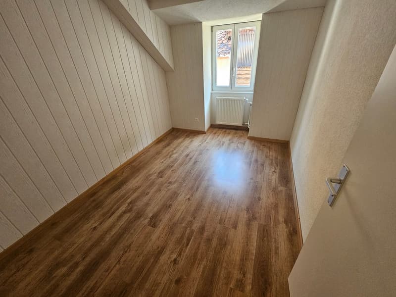 empty room, wooden floor, white walls, window, radiator