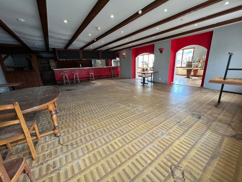 For sale 1 restaurant, several warehouses, 2 apartments and large parking. (4)