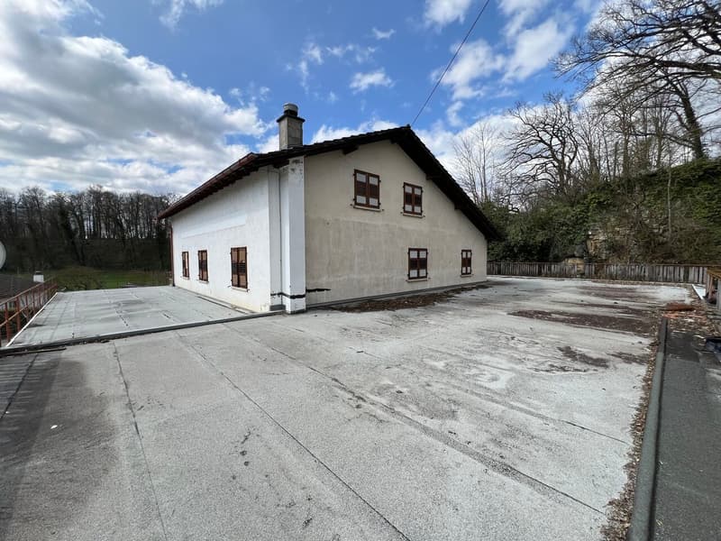 For sale 1 restaurant, several warehouses, 2 apartments and large parking. (13)