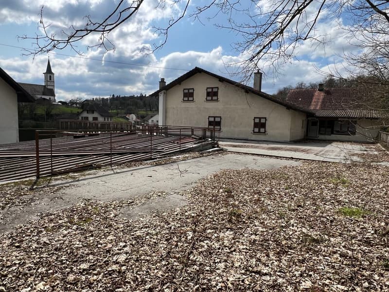 For sale 1 restaurant, several warehouses, 2 apartments and large parking. (14)