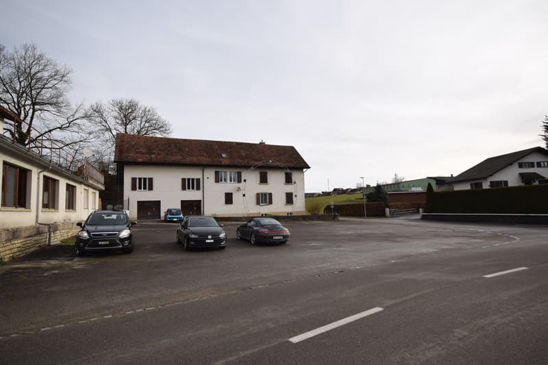 Zu verkaufen: 2 Apartments, 1 Restaurant, 1 Lager und großer Parkplatz. (2)