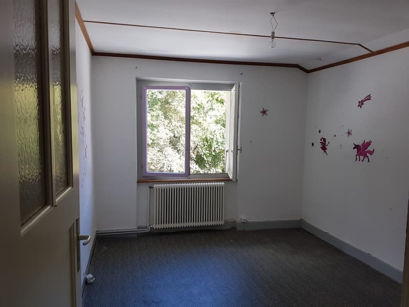 Zu verkaufen: 2 Apartments, 1 Restaurant, 1 Lager und großer Parkplatz. (4)