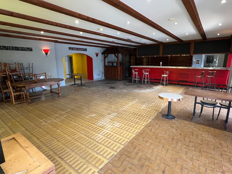 Zu verkaufen: 2 Apartments, 1 Restaurant, 1 Lager und großer Parkplatz. (8)