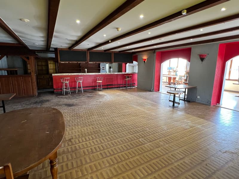 Zu verkaufen: 2 Apartments, 1 Restaurant, 1 Lager und großer Parkplatz. (6)