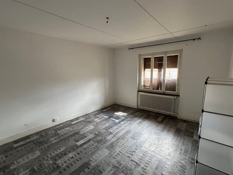 Zu verkaufen: 2 Apartments, 1 Restaurant, 1 Lager und großer Parkplatz. (14)