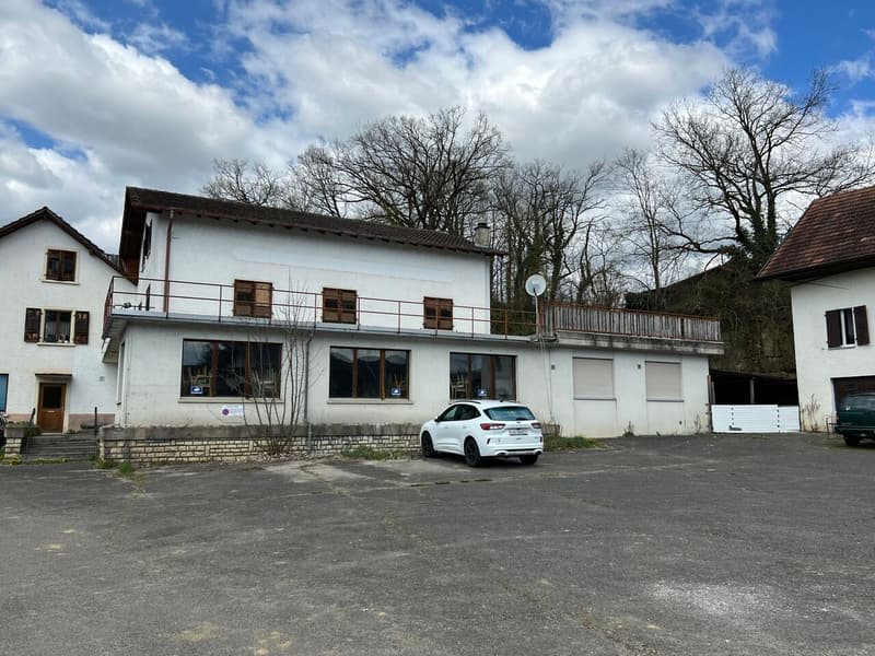 Zu verkaufen: 2 Apartments, 1 Restaurant, 1 Lager und großer Parkplatz. (16)