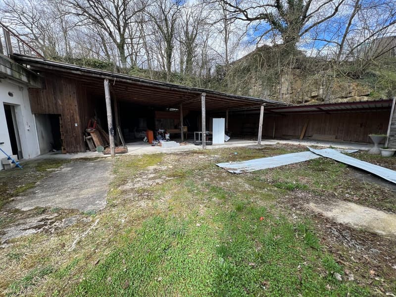 In vendita 1 ristorante, più magazzini, 2 appartamenti e ampio parcheggio. (12)