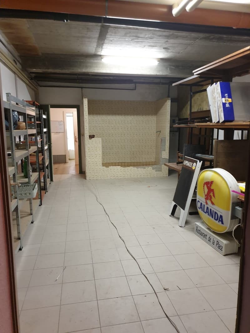 In vendita 1 ristorante, più magazzini, 2 appartamenti e ampio parcheggio. (10)
