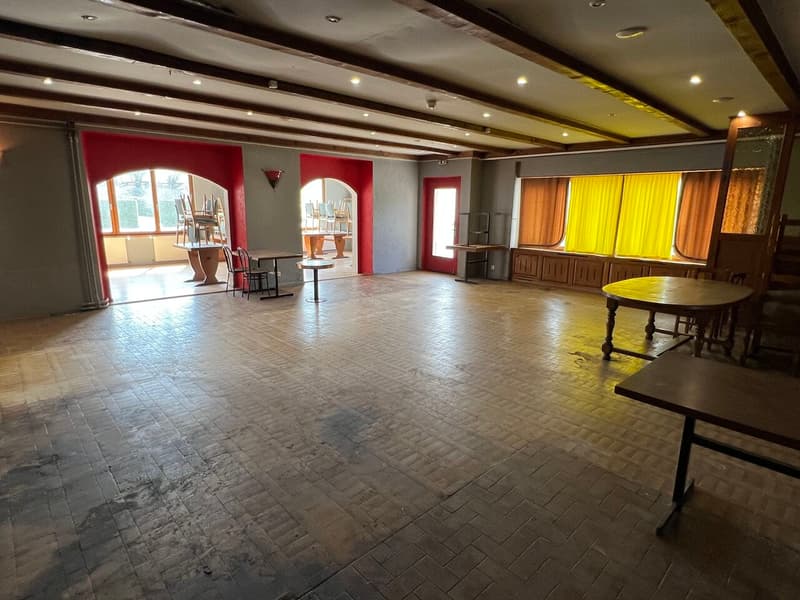 In vendita 1 ristorante, più magazzini, 2 appartamenti e ampio parcheggio. (3)
