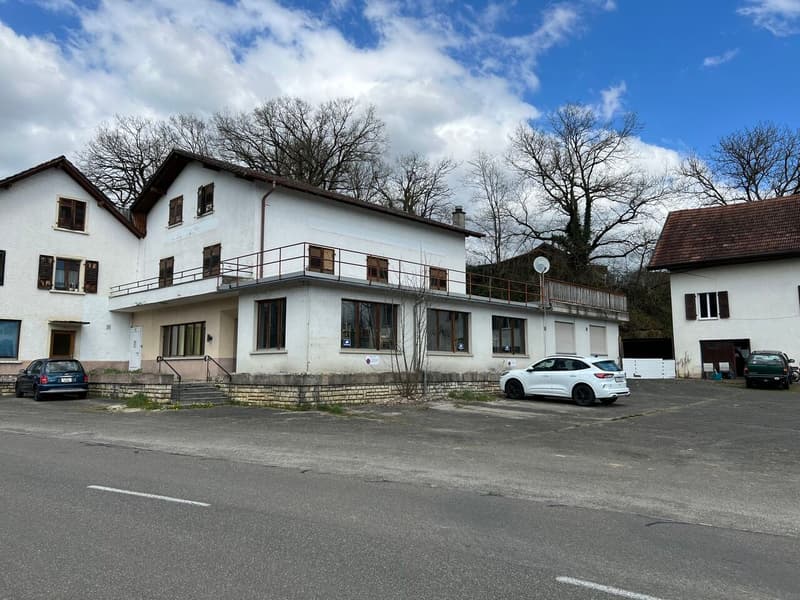 In vendita 1 ristorante, più magazzini, 2 appartamenti e ampio parcheggio. (1)