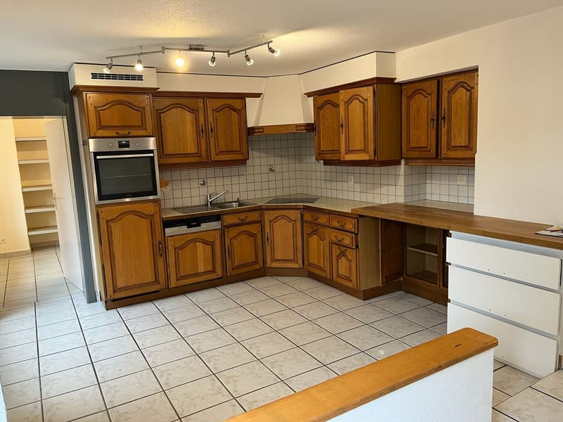 Bel appartement- duplex 5.5 pièces de 135 m2 avec jardin à Vicques (5)