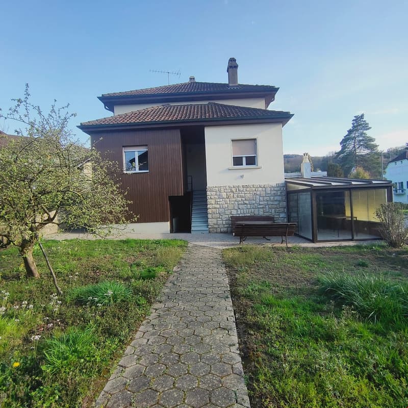 Grande maison rénovée située au centre du village de Chevenez (11)