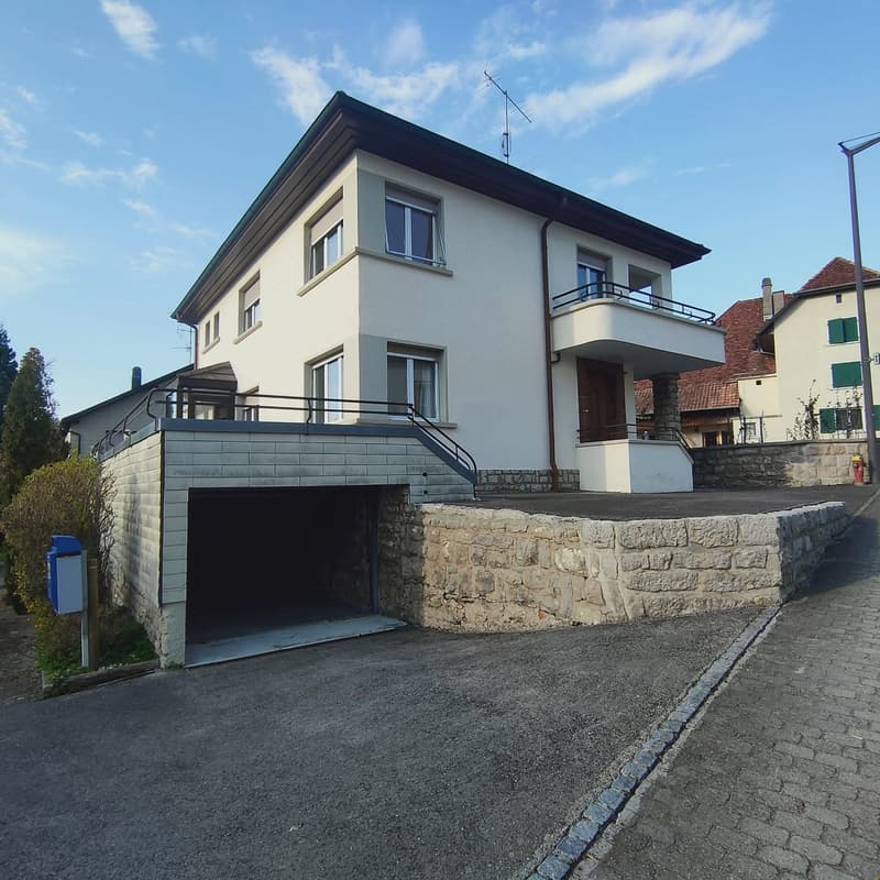 Grande maison rénovée située au centre du village de Chevenez (1)