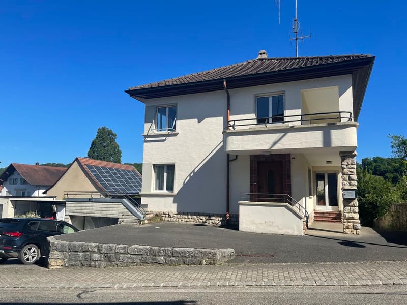 Grande maison rénovée située au centre du village de Chevenez (12)