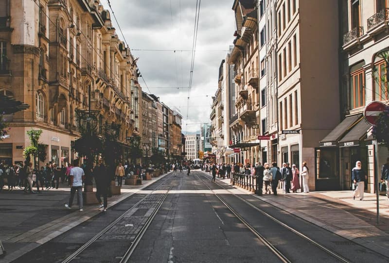 Unique concept in a dynamic central neighborhood (1)