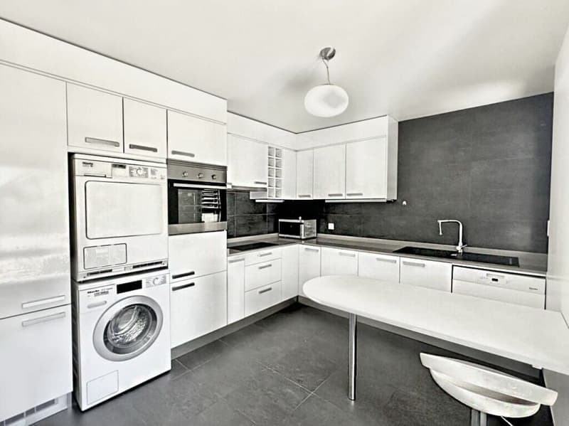Triplex 6 rooms in Conches (12)
