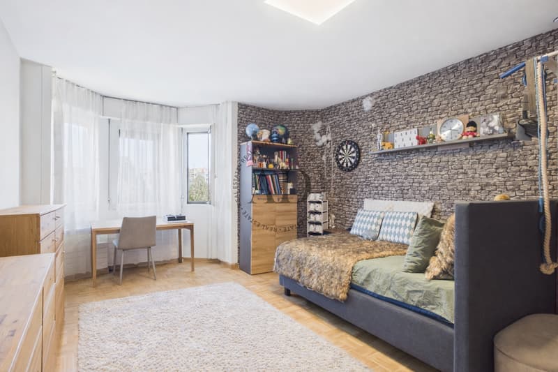 EXKLUSIVITÄT - Große helle Wohnung in höherem Stock (4)