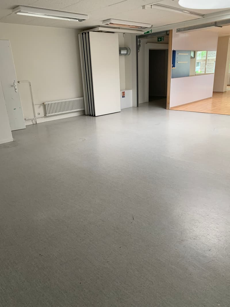 Locaux comprenant plusieurs espaces dont une cuisine équipée (5)