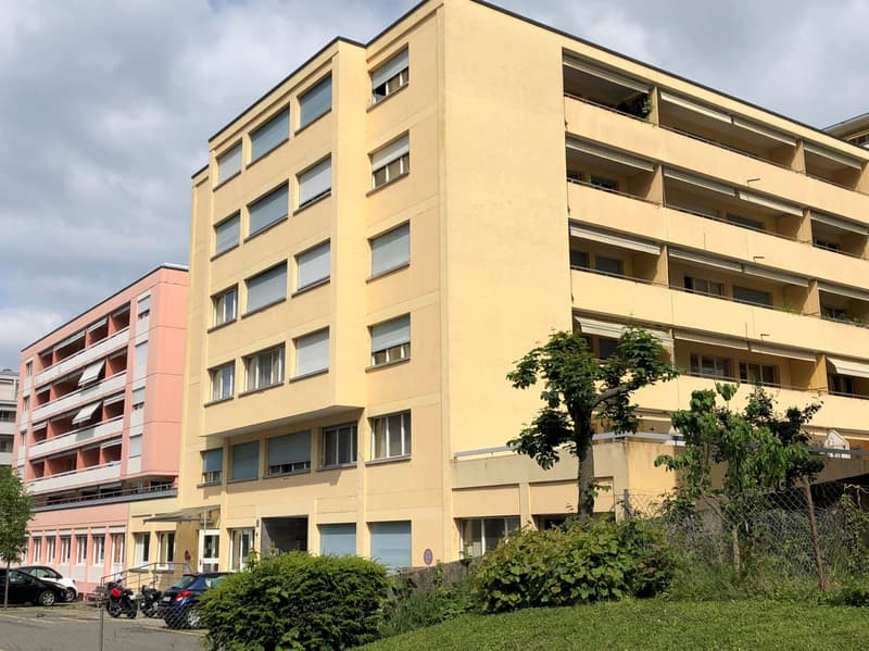 Locaux comprenant plusieurs espaces dont une cuisine équipée (1)