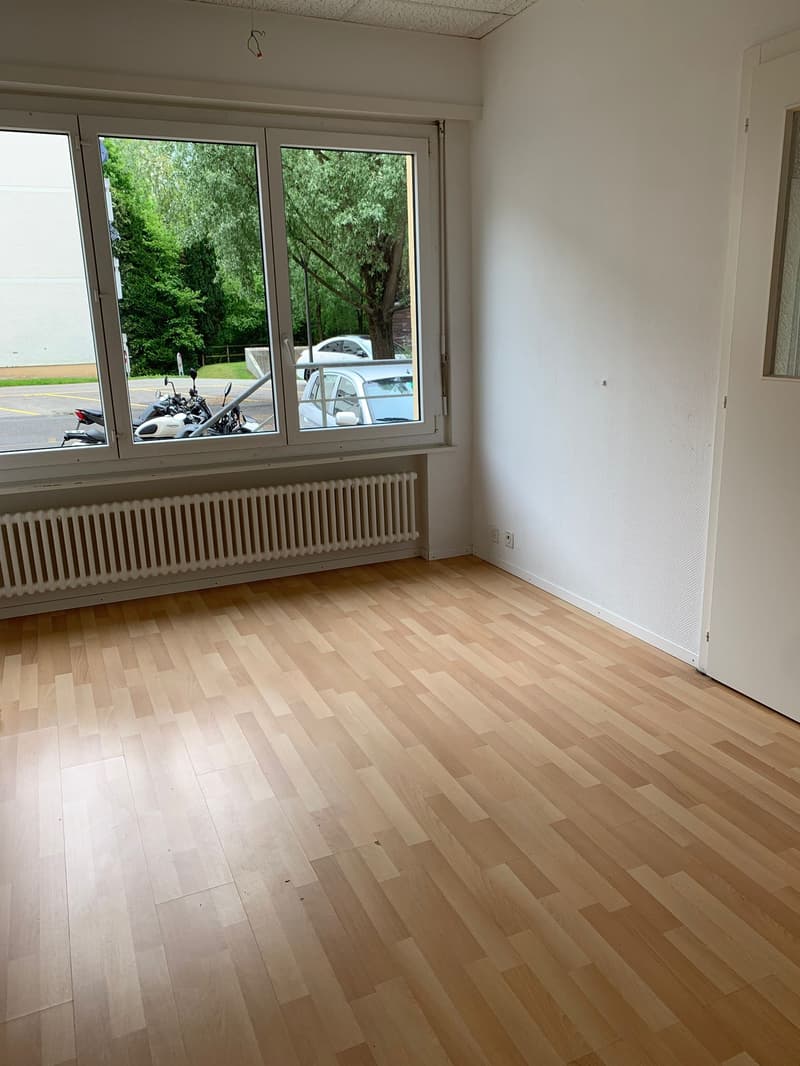 Locaux comprenant plusieurs espaces dont une cuisine équipée (6)
