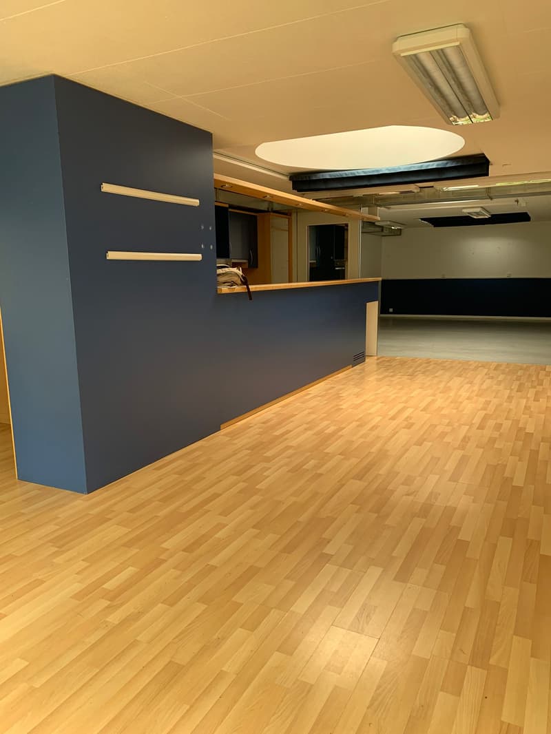 Locaux comprenant plusieurs espaces dont une cuisine équipée (3)