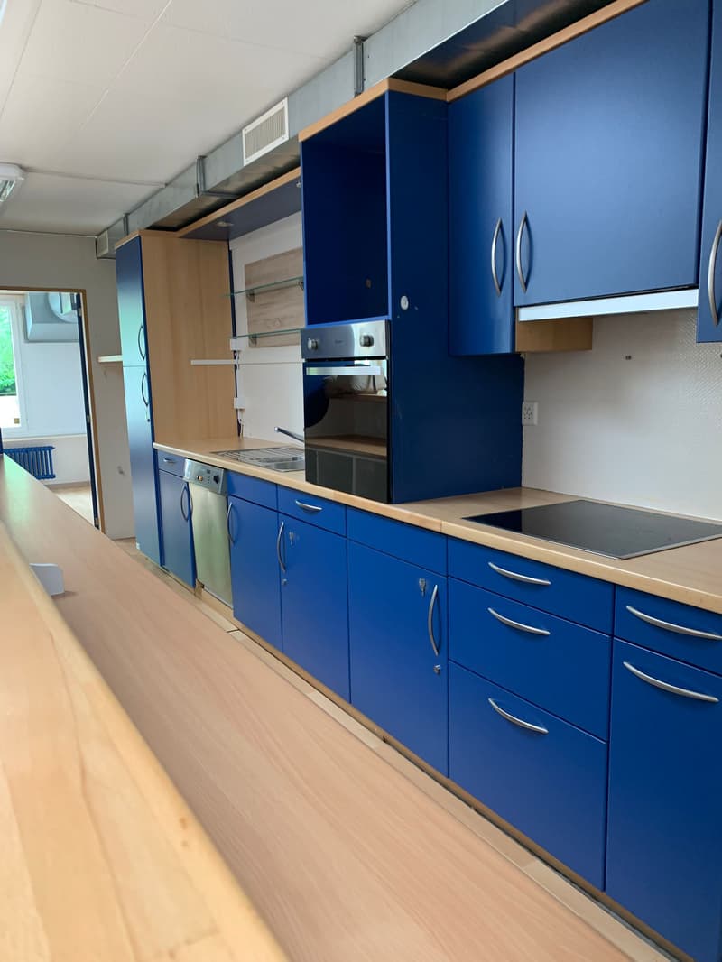 Locaux comprenant plusieurs espaces dont une cuisine équipée (4)
