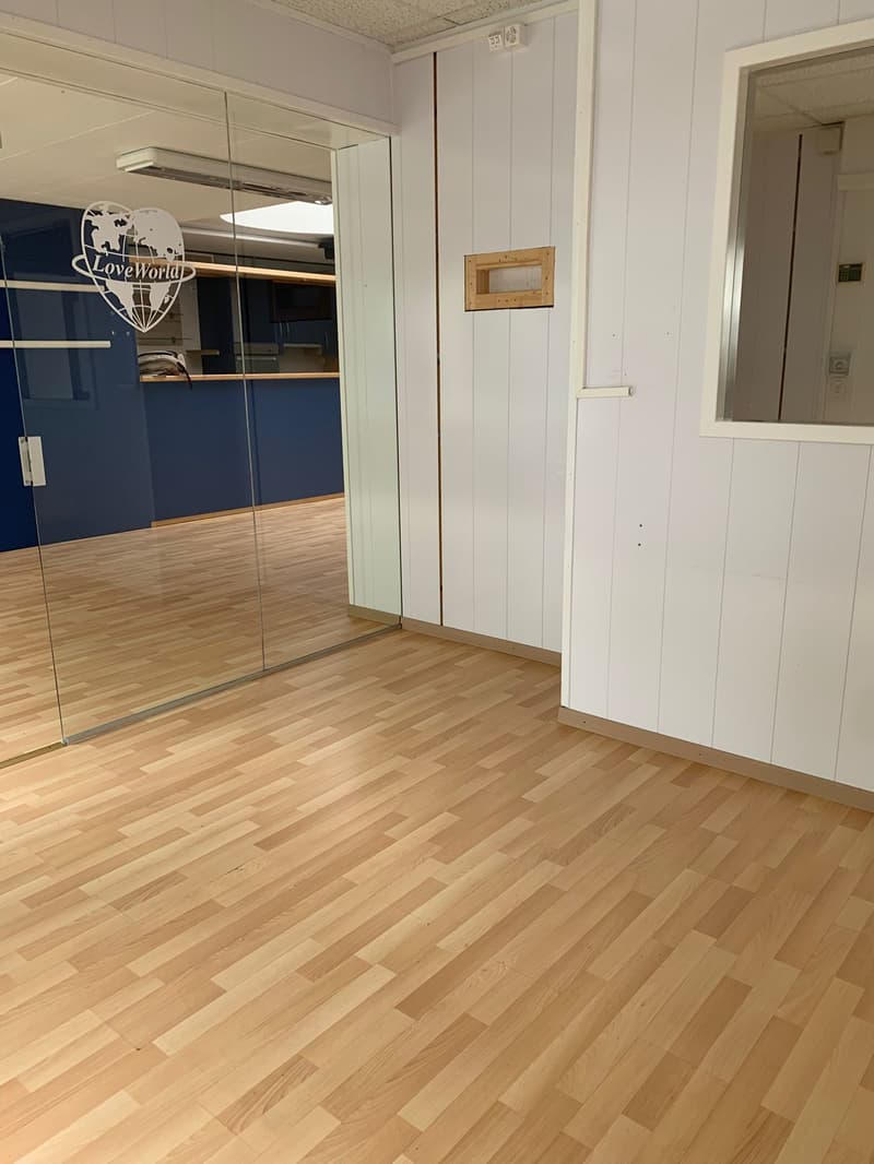 Locaux comprenant plusieurs espaces dont une cuisine équipée (2)